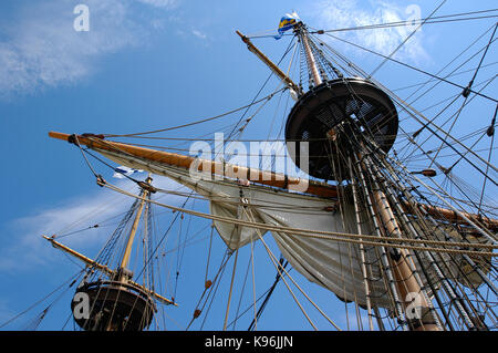 Mast Silhouette gegen den Sommerhimmel - Mast der Kalmar Nyckel (Tall Ship Delaware) beim Besuch Provicetown, Masse (Cape Cod). © 2004 Tom C Stockfoto