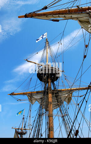 Mast Silhouette gegen den Sommerhimmel - Mast der Kalmar Nyckel (Tall Ship Delaware) beim Besuch Provicetown, Masse (Cape Cod). © 2004 Tom C Stockfoto