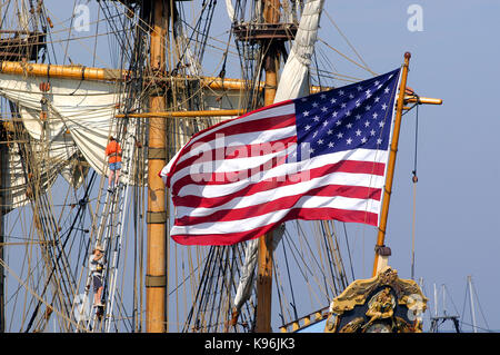 United State Flagge aus dem Heck des Kalmar Nyckel (Tall Ship Delaware) bei einem Besuch in Provincetown, Masse (Cape Cod). Stockfoto