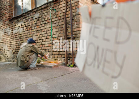 Bild mit selektiven Fokus, Tramp sitzen die Hände waschen. Stockfoto