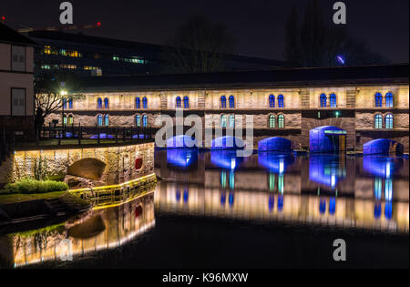 Nacht beleuchtung von Barrage Vauban in Straßburg, Frankreich Stockfoto