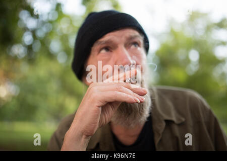 Nahaufnahme der alte Mann rauchen. Stockfoto