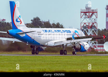 Pulkovo, St.-Petersburg, Russland - 10. August 2017: Das Flugzeug Airbus A319 der "Ural Airlines" auf dem Rollfeld vor dem Hintergrund der Stockfoto