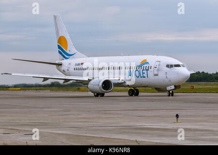 Pulkovo, St.-Petersburg, Russland - 10. August 2017: Das Flugzeug Boeing 737 Yu-ank der Luft Serbien Airline bewegt sich auf der Landebahn gegen den hinterg Stockfoto