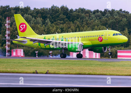 Pulkovo, St.-Petersburg, Russland - 10. August 2017: Das Flugzeug Airbus A319 von S7l Fluglinien landen auf der Landebahn ist vor dem Hintergrund der Stockfoto