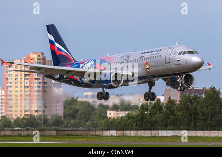 Pulkovo, St.-Petersburg, Russland - 10. August 2017: Das Flugzeug Airbus A320 der Aeroflot Fluggesellschaften ist die Landung auf der Piste vor dem Hintergrund Stockfoto