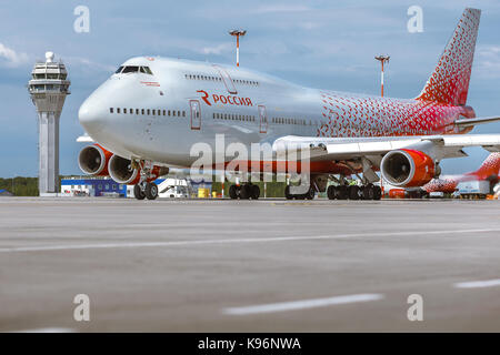 Pulkovo, St.-Petersburg, Russland - 10. August 2017: Das Flugzeug Boeing 747 von Rossiya Airlines bewegt sich auf der Piste vor dem Hintergrund der t Stockfoto