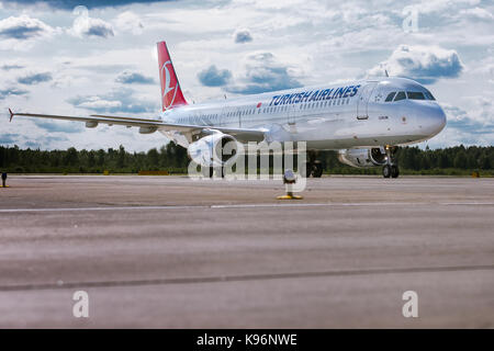 Pulkovo, St.-Petersburg, Russland - 10. August 2017: Das Flugzeug Airbus A321 der Turkish Airlines bewegt sich auf der Piste vor dem Hintergrund der Stockfoto