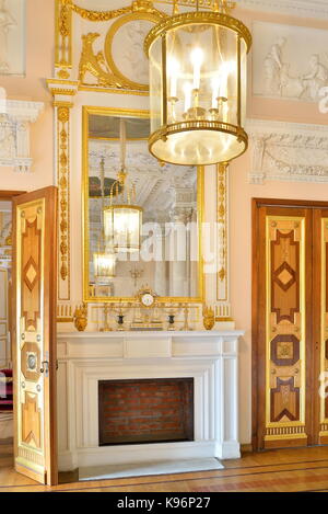 Spiegel auf Marmorkamin im traditionellen Creme Wohnzimmer mit