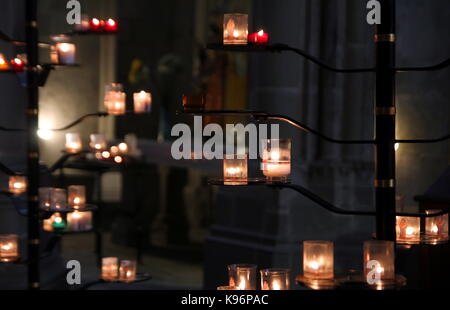 Flache Fokus Schuß von Votiv Kerzen auf einem Ständer in einer katholischen Kirche Stockfoto