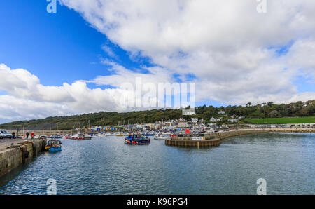 Eingang von der Lyme Bay zu Lyme Regis Hafen und der Cobb, einer Küstenstadt in West Dorset, an der englischen Kanalküste auf der Dorset - Devon Grenze Stockfoto