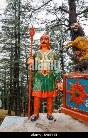 Warrior statue bewachen den Eingang des hinduistischen Jakhu Tempel auf jakhu Hill, der Affengott Hanuman, Simla, Himachal Pradesh, Nordindien gewidmet Stockfoto