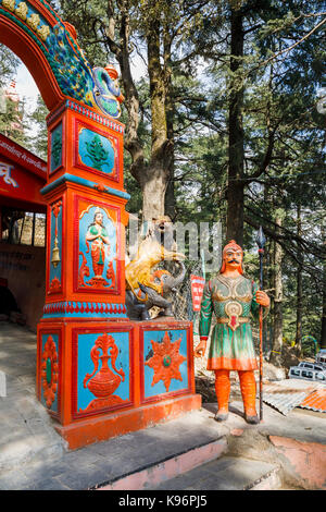 Warrior statue bewachen den Eingang des hinduistischen Jakhu Tempel auf jakhu Hill, der Affengott Hanuman, Simla, Himachal Pradesh, Nordindien gewidmet Stockfoto