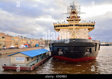 St. Petersburg, Russland - 30. APRIL 2017: Vorderansicht der Icebreaker Sankt Petersburg am Englischen Ufer unter den Wolken bei Sonnenuntergang auf dem Riv Stockfoto