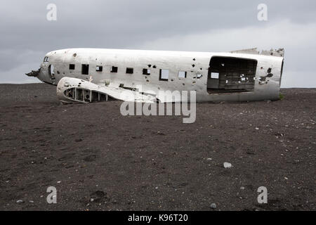 Eine verlassene United States Navy Flugzeug abgestürzt und ruht in schwarzem Sand. Stockfoto