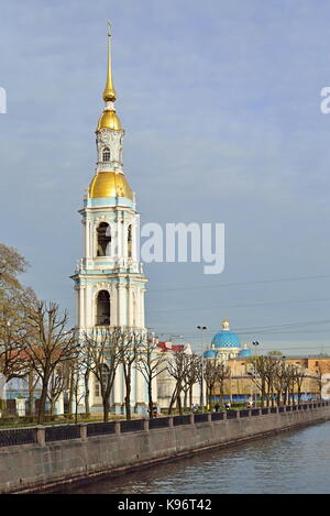 Glockenturm von St. Nikolaus marine Kathedrale, am Ufer der Kryukov Canal im Frühjahr in Sankt-petersburg. Stockfoto