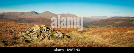 Aus Lowick Beacon zu den alten Mann von Coniston und Coniston Water an einem kalten Nachmittag im Januar. Der Cairn ist als ein altes Denkmal, alt gekennzeichnet Stockfoto