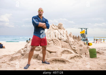 Baywatch ist eine kommende amerikanische Action-Komödie von Seth Gordon, basierend auf der TV-Serie mit dem gleichen Namen. Die Hauptrollen, Dwayne Johnson, Zac Efron, Alexandra Daddario, Kelly Rohrbach, Ilfenesh Hadera, Jon Bass, Priyanka Chopra, Yahya Abdul-Mateen II, David Hasselhoff und Pamela Anderson.   Dieses Foto ist nur zu redaktionellen Zwecken und unterliegen dem Copyright von der Filmgesellschaft und/oder der Fotograf von dem Film oder der Firma zugeordnet und kann nur durch Veröffentlichungen im Zusammenhang mit der Förderung der oben genannten Film reproduziert werden. Eine obligatorische Gutschrift auf die Filmgesellschaft ist r Stockfoto