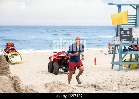 Baywatch ist eine kommende amerikanische Action-Komödie von Seth Gordon, basierend auf der TV-Serie mit dem gleichen Namen. Die Hauptrollen, Dwayne Johnson, Zac Efron, Alexandra Daddario, Kelly Rohrbach, Ilfenesh Hadera, Jon Bass, Priyanka Chopra, Yahya Abdul-Mateen II, David Hasselhoff und Pamela Anderson.   Dieses Foto ist nur zu redaktionellen Zwecken und unterliegen dem Copyright von der Filmgesellschaft und/oder der Fotograf von dem Film oder der Firma zugeordnet und kann nur durch Veröffentlichungen im Zusammenhang mit der Förderung der oben genannten Film reproduziert werden. Eine obligatorische Gutschrift auf die Filmgesellschaft ist r Stockfoto