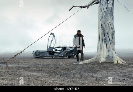 Blade Runner 2049 ist eine kommende amerikanische Science Fiction-Film unter der Regie von Denis Villeneuve und produziert von Ridley Scott, geschrieben von Hampton Fancher und Michael Green. Es ist die Fortsetzung von Blade Runner und Harrison Ford reprise seine Rolle als Rick Deckard sieht. Neben Ford wird es auch einem Ensemble wie Ryan Gosling, Robin Wright, Dave Bautista, Sylvia Hoeks, Ana de Armas, Carla Juri, David Dastmalchian, Barkhad Abdi, Lennie James und Jared Leto Stern.  Dieses Foto ist nur zu redaktionellen Zwecken und unterliegen dem Copyright von der Filmgesellschaft und/oder der Fotograf durch den Film oder pro zugewiesen Stockfoto