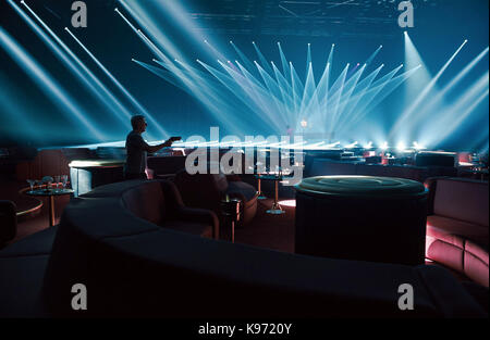 Blade Runner 2049 ist eine kommende amerikanische Science Fiction-Film unter der Regie von Denis Villeneuve und produziert von Ridley Scott, geschrieben von Hampton Fancher und Michael Green. Es ist die Fortsetzung von Blade Runner und Harrison Ford reprise seine Rolle als Rick Deckard sieht. Neben Ford wird es auch einem Ensemble wie Ryan Gosling, Robin Wright, Dave Bautista, Sylvia Hoeks, Ana de Armas, Carla Juri, David Dastmalchian, Barkhad Abdi, Lennie James und Jared Leto Stern.  Dieses Foto ist nur zu redaktionellen Zwecken und unterliegen dem Copyright von der Filmgesellschaft und/oder der Fotograf durch den Film oder pro zugewiesen Stockfoto