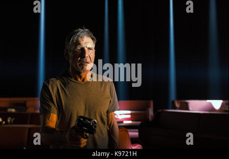 Blade Runner 2049 ist eine kommende amerikanische Science Fiction-Film unter der Regie von Denis Villeneuve und produziert von Ridley Scott, geschrieben von Hampton Fancher und Michael Green. Es ist die Fortsetzung von Blade Runner und Harrison Ford reprise seine Rolle als Rick Deckard sieht. Neben Ford wird es auch einem Ensemble wie Ryan Gosling, Robin Wright, Dave Bautista, Sylvia Hoeks, Ana de Armas, Carla Juri, David Dastmalchian, Barkhad Abdi, Lennie James und Jared Leto Stern.  Dieses Foto ist nur zu redaktionellen Zwecken und unterliegen dem Copyright von der Filmgesellschaft und/oder der Fotograf durch den Film oder pro zugewiesen Stockfoto