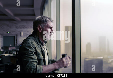 Blade Runner 2049 ist eine kommende amerikanische Science Fiction-Film unter der Regie von Denis Villeneuve und produziert von Ridley Scott, geschrieben von Hampton Fancher und Michael Green. Es ist die Fortsetzung von Blade Runner und Harrison Ford reprise seine Rolle als Rick Deckard sieht. Neben Ford wird es auch einem Ensemble wie Ryan Gosling, Robin Wright, Dave Bautista, Sylvia Hoeks, Ana de Armas, Carla Juri, David Dastmalchian, Barkhad Abdi, Lennie James und Jared Leto Stern.  Dieses Foto ist nur zu redaktionellen Zwecken und unterliegen dem Copyright von der Filmgesellschaft und/oder der Fotograf durch den Film oder pro zugewiesen Stockfoto