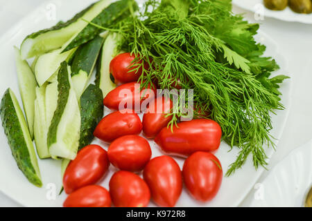Reif, frisches Gemüse zu schließen. Tomaten Gurken Zwiebeln Stockfoto