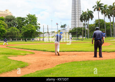 Spieler des kubanischen Baseballligenteams Havana Industriales während des Übungsspieles auf einem Traininggelände in Havanna, Kuba Stockfoto