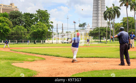 Spieler des kubanischen Baseballligenteams Havana Industriales während des Übungsspieles auf einem Traininggelände in Havanna, Kuba Stockfoto