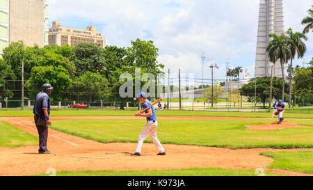 Spieler des kubanischen Baseballligenteams Havana Industriales während des Übungsspieles auf einem Traininggelände in Havanna, Kuba Stockfoto