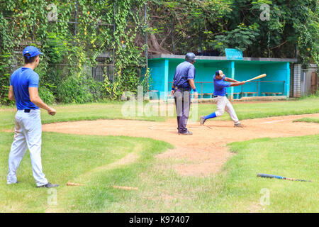 Spieler des kubanischen Baseballligenteams Havana Industriales während des Übungsspieles auf einem Traininggelände in Havanna, Kuba Stockfoto