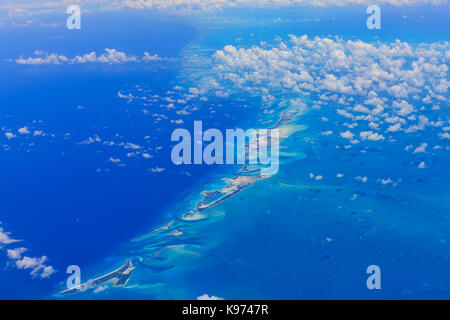 Luftaufnahme der Bahamas und des Atlantischen Ozeans an einem klaren, sonnigen Tag, Commonwealth of the Bahamas, Lucayan Archipel Stockfoto