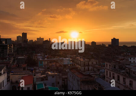 Schönen Sonnenuntergang über Havanna Vieja von oben, Blick auf das Meer, Havanna, Kuba Stockfoto