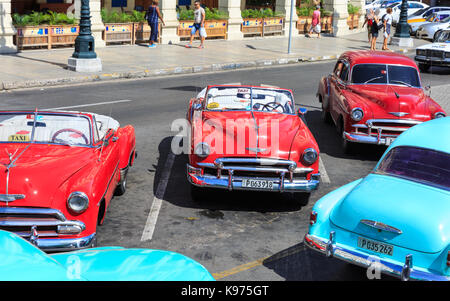 American Classic Cars, kubanischen Taxis, warten in Habana Vieja, Havanna, Kuba Stockfoto