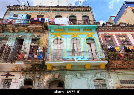 Historische Wohngebäude und bunten, marode Architektur, La Habana Vieja, Havanna, Kuba Stockfoto