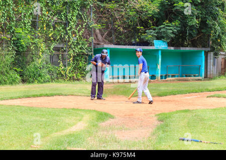 Spieler des kubanischen Baseballligenteams Havana Industriales während des Übungsspieles auf einem Traininggelände in Havanna, Kuba Stockfoto