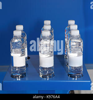 Wasser in Plastikflaschen am Blauen Regal Stockfoto