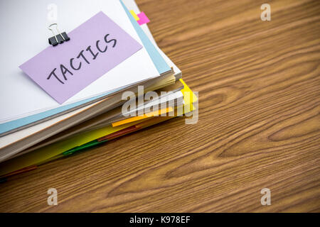 Taktik; die Stapel von Geschäftsdokumenten auf dem Schreibtisch Stockfoto