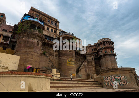 VARANASI, INDIEN - MÄRZ 13, 2016: Horizontale Bild von Dashashwamedh Ghat vor der Ganges in Varanasi in Indien Stockfoto