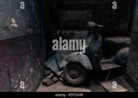 VARANASI, INDIEN - MÄRZ 13, 2016: Horizontale Bild vom alten Motorrad in einer engen Straße von Varanasi in Indien geparkt Stockfoto