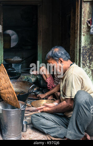 VARANASI, INDIEN - MÄRZ 13, 2016: Vertikale Bild der indischen Mann bei der Arbeit mit den Händen und Kopf bewegen in der Stadt Varanasi in Indien Stockfoto