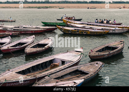 VARANASI, INDIEN - MÄRZ 13, 2016: Horizontale Bild von vielen angedockten Boote tagsüber am Ganges in der Stadt Varanasi in Indien Stockfoto