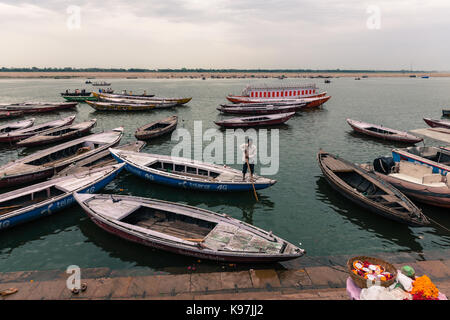 VARANASI, INDIEN - MÄRZ 13, 2016: Weitwinkel Bild von vielen angedockten Boote am Ganges in der Stadt Varanasi in Indien Stockfoto