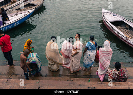 VARANASI, INDIEN - MÄRZ 13, 2016: Horizontale Bild der indischen Leute baden am Heiligen Ganges in Varanasi in Indien Stockfoto