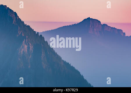 Hazy Lila Sonnenuntergang über Cascade Mountains in der Dämmerung Stockfoto