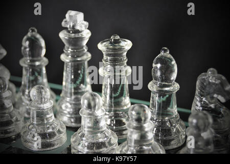 Glas Schachfiguren aufgereiht Stockfoto