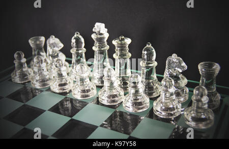 Schachfiguren mit Bauer verschoben Stockfoto