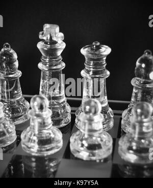 König und Königin von anderen Schachfiguren Schachfiguren Umgeben Stockfoto