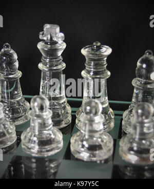 König und Königin von Schachfiguren umgeben Stockfoto